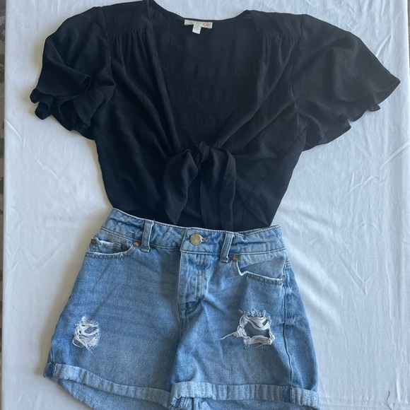 Gianni Bini Tops - black tie in the front crop top!